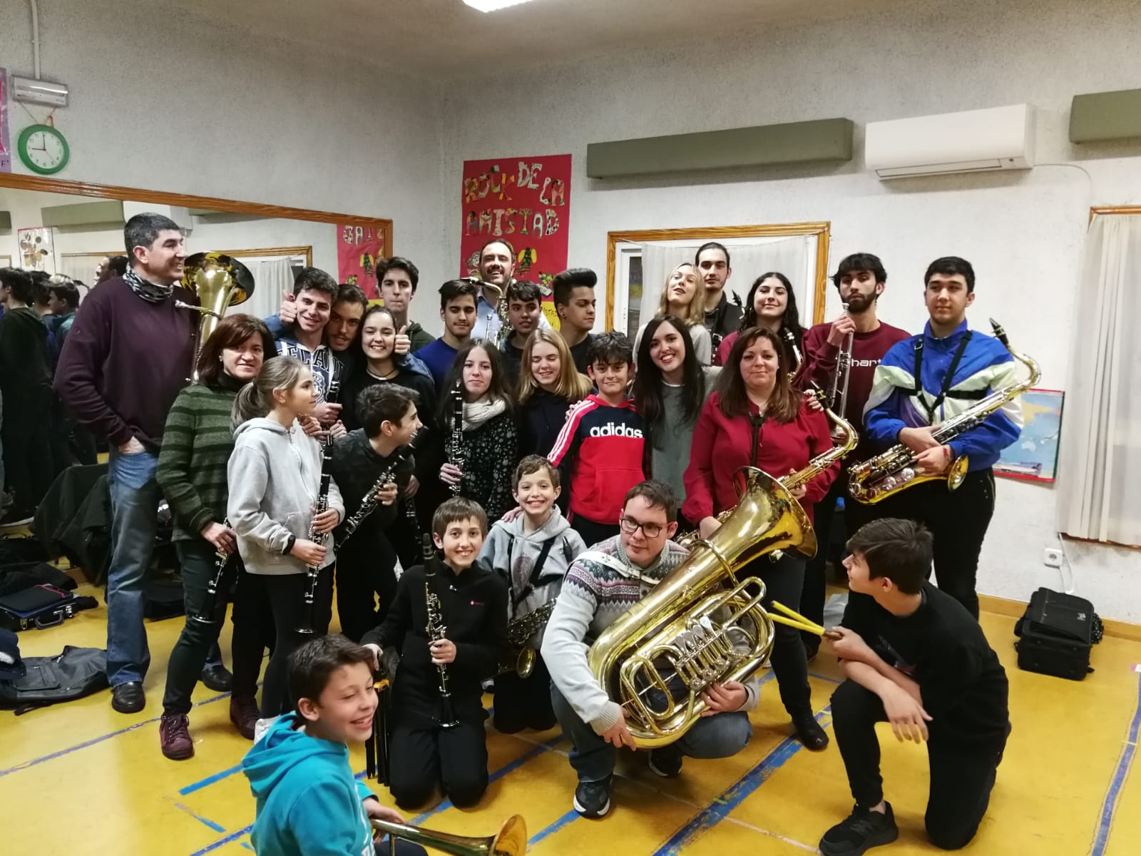 Foto de archivo de la banda Trovada reunida con sus instrumentos en el local de ensayo